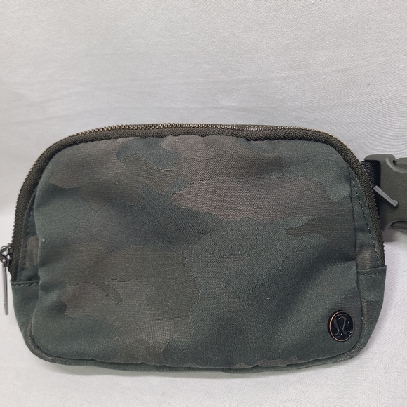 Lululemon Everywhere Belt Bag Heritage Camo Jacquard Dark Olive Sargent Green OG - Picture 2 of 16